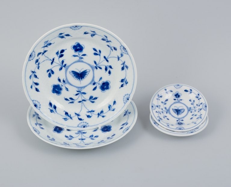 Bing & Grøndahl, Butterfly, two hand-painted plates and two small bowls.: Bing & Grøndahl, Butterfly, two hand-painted plates and two small bowls. 1930s. In excellent condition. Marked. First factory quality. Plate: D 17.7 cm. Bowl: D 9.3 x H 2.0 cm. Reserve: $168.00
