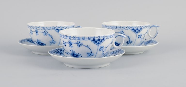 Royal Copenhagen, Blue Fluted half lace, three pairs of large teacups. Model 1/656: Royal Copenhagen, Blue Fluted half lace, three pairs of large teacups. Model 1/656 Second factory quality. Marked. In perfect condition. Cup: D 10.5 (without handle) x H 5.8 cm. Saucer: D 14.5 cm. Res