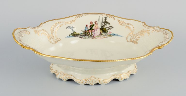Rosenthal, Germany. "Sanssouci", large oval cream colored bowl decorated with flowers and gold: Rosenthal, Germany. "Sanssouci", large oval cream colored bowl decorated with flowers and gold decoration. Approx. 1930s. In perfect condition. First factory quality. Marked. Dimensions: L 35,0 x D