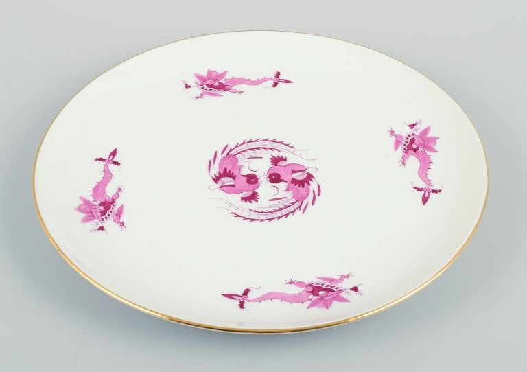 Meissen, Germany, Rich Court Dragon, round dish in purple with gold decoration. Hand painted. - 3