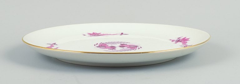 Meissen, Germany, Rich Court Dragon, round dish in purple with gold decoration. Hand painted. - 4