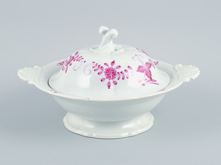 Meissen, Germany, Pink Indian, round terrine with lid.: Meissen, Germany, Pink Indian, round tureen with lid. 19th century. Marked. Fourth factory quality. In excellent condition with chips and approx. 5 cm long hairline crack. Dimensions: D 34.5 x H 19.0 