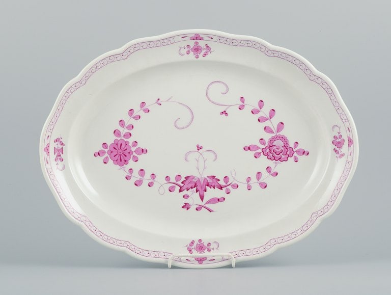 Meissen, Germany, Pink Indian, oval serving dish.: Meissen, Germany, Pink Indian, oval serving dish. Approx. 1900. Marked. Third factory quality. In excellent condition with no signs of use. Dimensions: L 35,8 x B 27,0 x H 3,0 cm. Reserve: $308.00 Shi