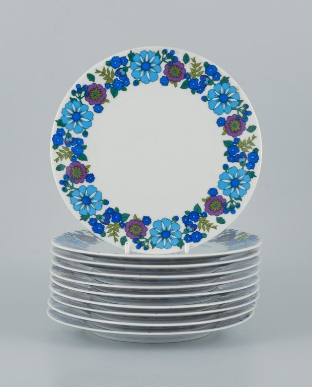 Paar, Bavaria, Jaeger & Co, Germany. A set of ten retro plates in porcelain with a floral motif. (1 of 6)
