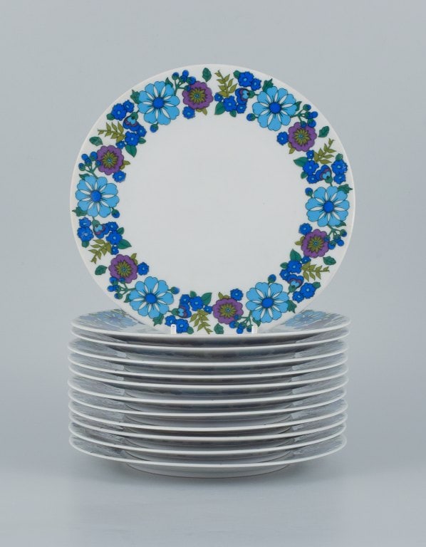 Paar, Bavaria, Jaeger & Co, Germany. A set of twelve retro plates in porcelain with a floral motif. (1 of 6)