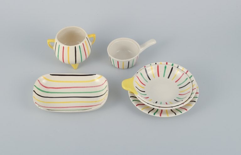 Longchamp, France, hand painted, six piece children's service in faience.: Longchamp, France, hand painted, six piece children's service in faience. Mid 20th century. In excellent condition. Marked. Oblong plate: L 17.0 x W 12.0 cm. Jar: D 11.5 x H 7.5 cm. Reserve: $280.00