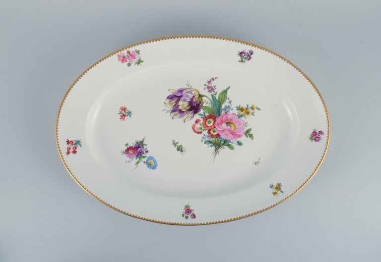 B&G, Bing & Grondahl Saxon flower. Large serving dish decorated with flowers and gold rim.: B&G, Bing & Grondahl Saxon flower. Large serving dish decorated with flowers and gold rim. Approx.1920s. In perfect condition. Marked. First factory quality. Dimensions: L 51.0 x W 36.0 x H 6.0 cm.