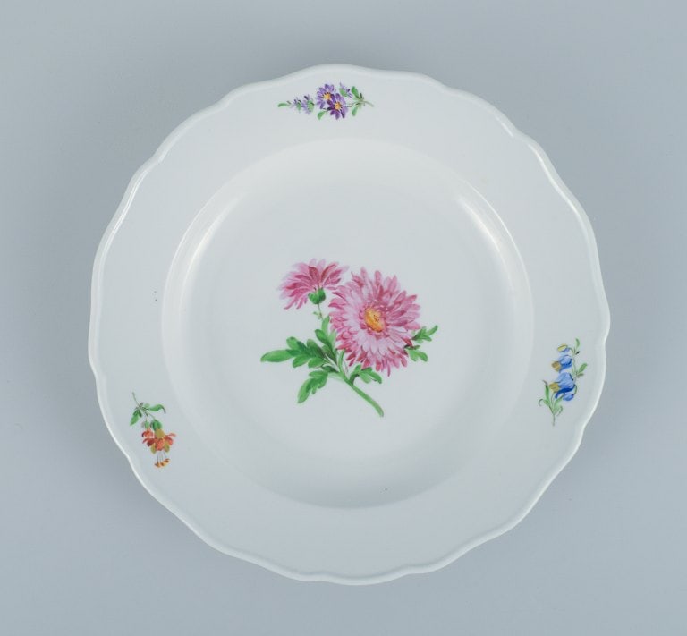 Meissen, Germany. Five porcelain dinner plates decorated with flowers. - 4