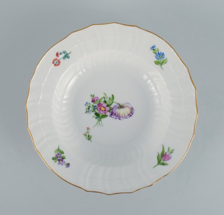 Royal Copenhagen Saxon Flower. Five deep plates in hand-painted porcelain with flowers and gold - 3