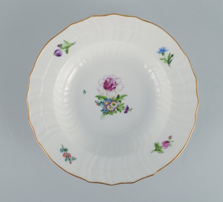 Royal Copenhagen Saxon Flower. Five deep plates in hand-painted porcelain with flowers and gold - 4