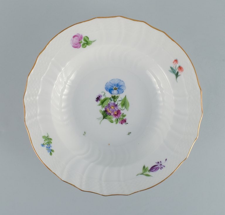 Royal Copenhagen Saxon Flower. Five deep plates in hand-painted porcelain with flowers and gold - 5