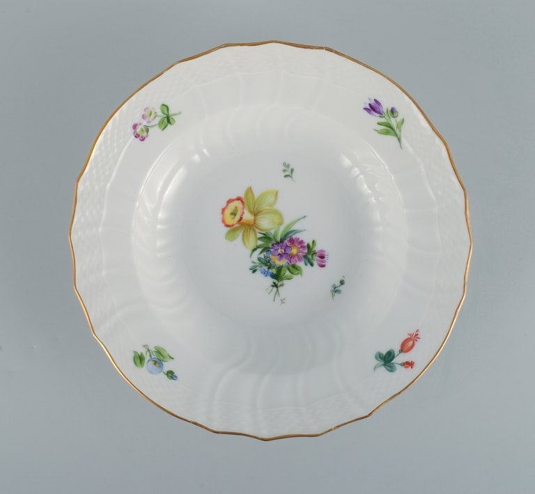 Royal Copenhagen Saxon Flower. Five deep plates in hand-painted porcelain with flowers and gold - 6