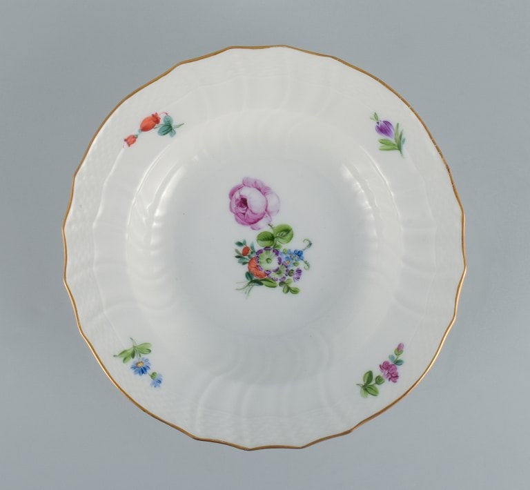 Royal Copenhagen Saxon Flower. Five deep plates in hand-painted porcelain with flowers and gold - 7