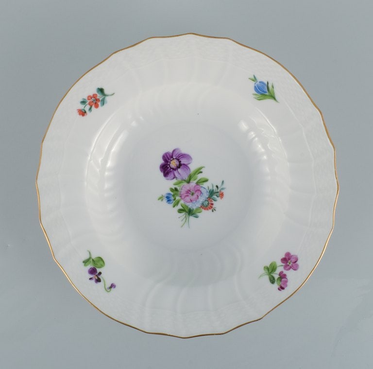 Royal Copenhagen Saxon Flower. Six deep plates in hand-painted porcelain with flowers and gold - 3