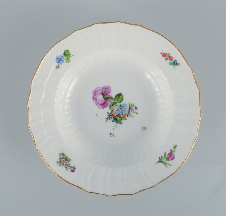 Royal Copenhagen Saxon Flower. Six deep plates in hand-painted porcelain with flowers and gold - 4