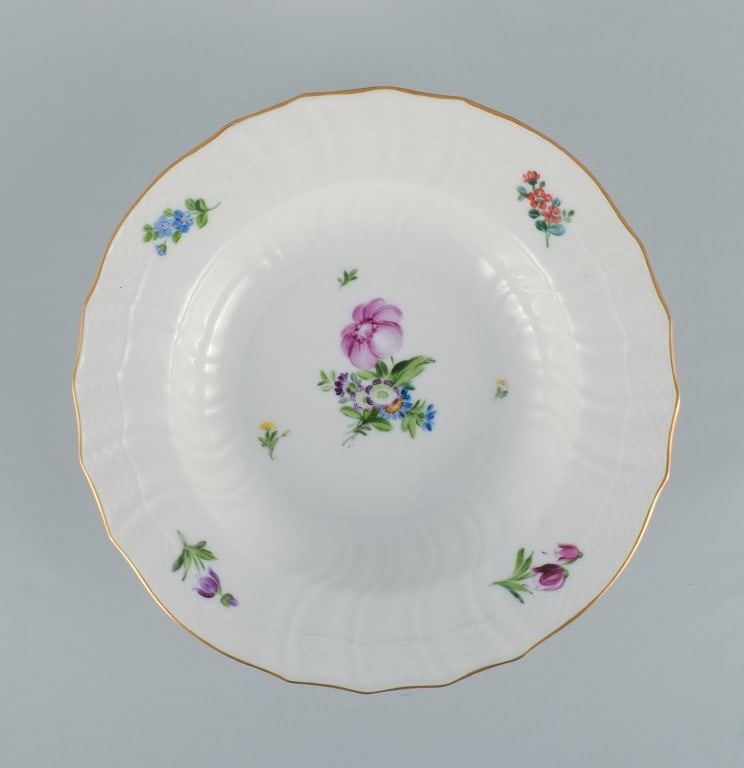 Royal Copenhagen Saxon Flower. Six deep plates in hand-painted porcelain with flowers and gold - 6