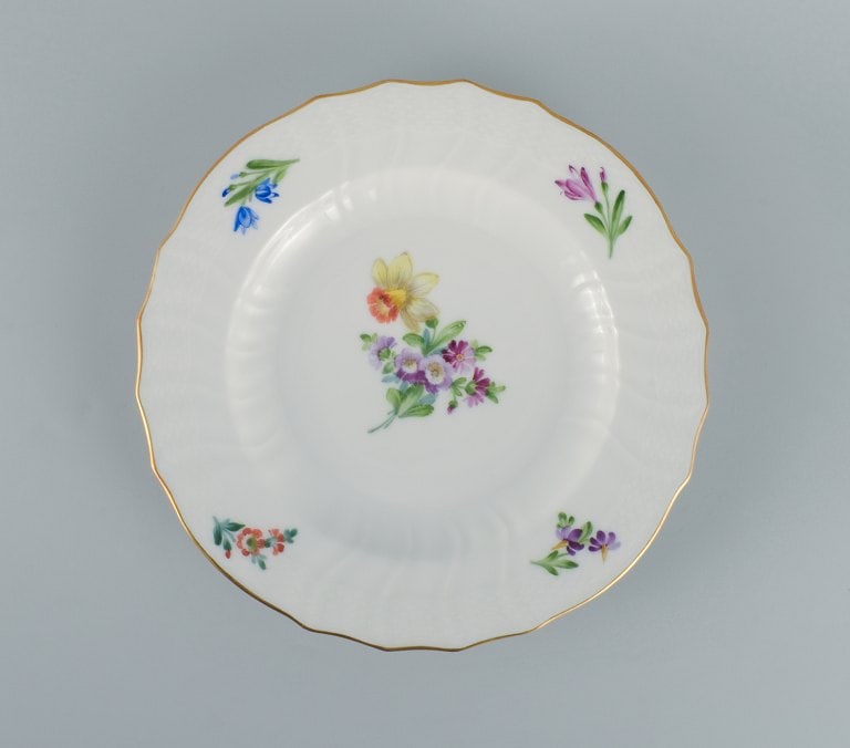 Royal Copenhagen Saxon Flower. Four dinner plates in hand-painted porcelain with flowers and gold - 3