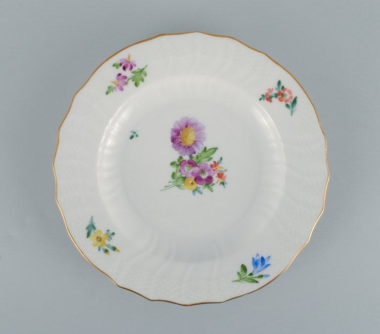 Royal Copenhagen Saxon Flower. Four dinner plates in hand-painted porcelain with flowers and gold - 5