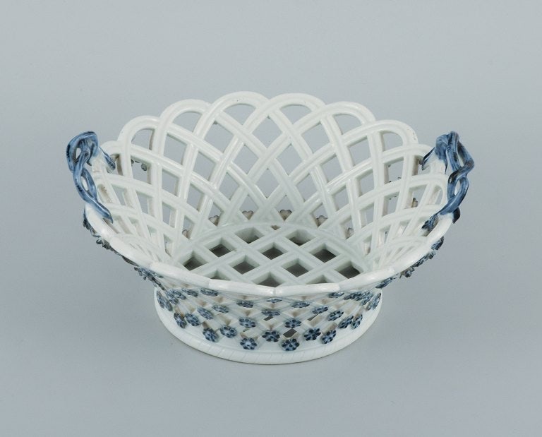 Meissen, Germany. Rare and early Meissen bowl with pierced rim, handle in the form of branches and - 2