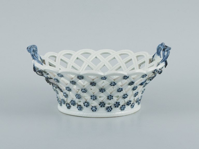 Meissen, Germany. Rare and early Meissen bowl with pierced rim, handle in the form of branches and - 3