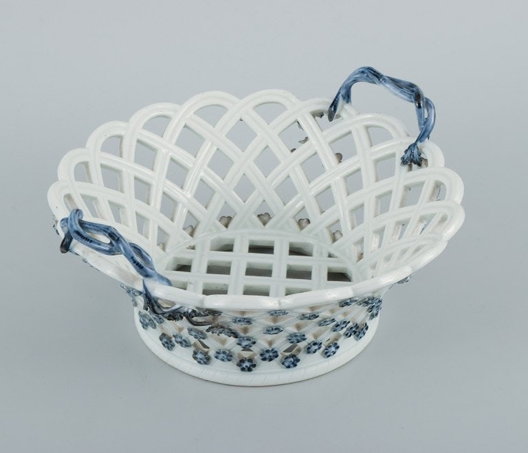 Meissen, Germany. Rare and early Meissen bowl with pierced rim, handle in the form of branches and - 5