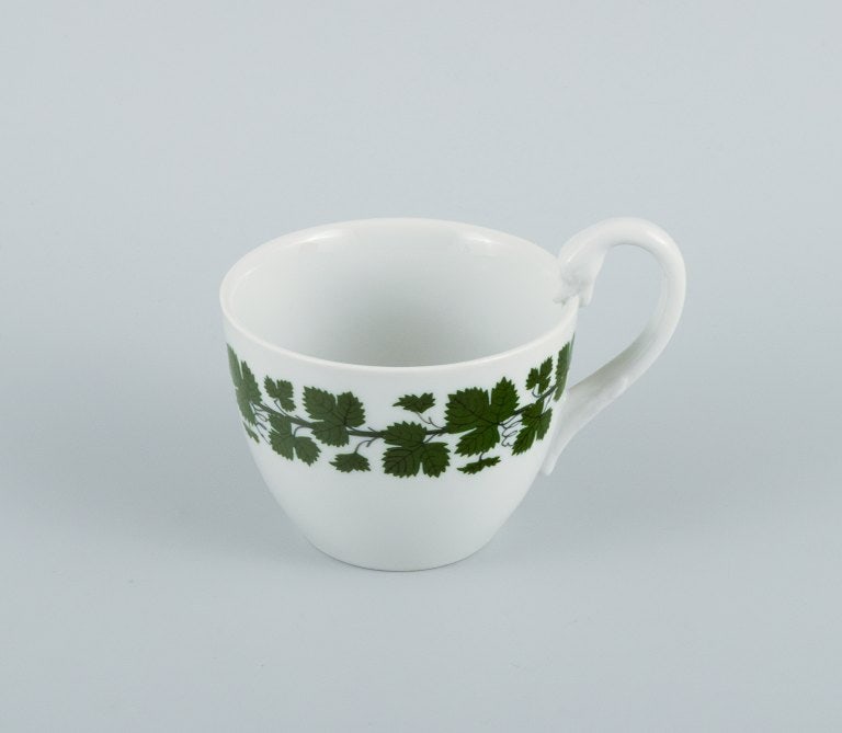 Meissen. Green Ivy Vine. Four parts consisting of egg cup, cup, saucer and cream jug. - 4
