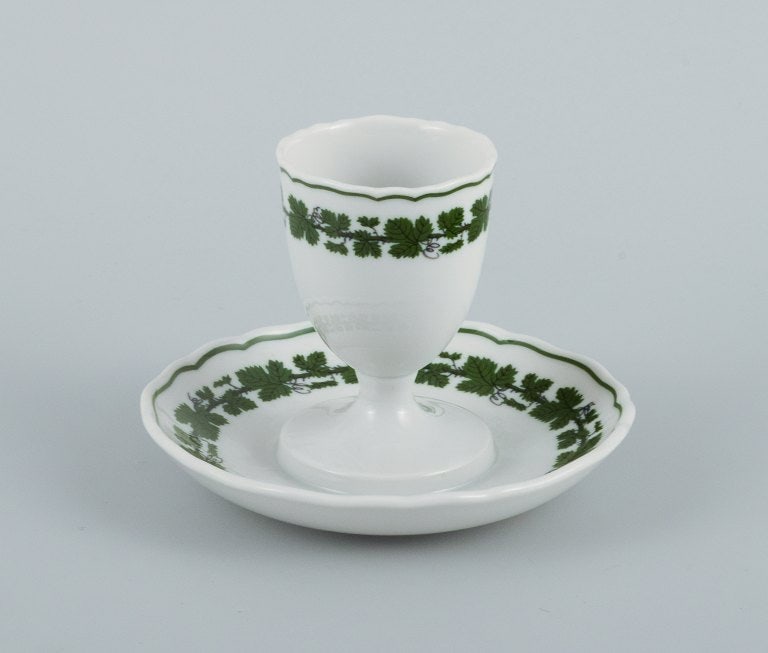 Meissen. Green Ivy Vine. Four parts consisting of egg cup, cup, saucer and cream jug. - 5