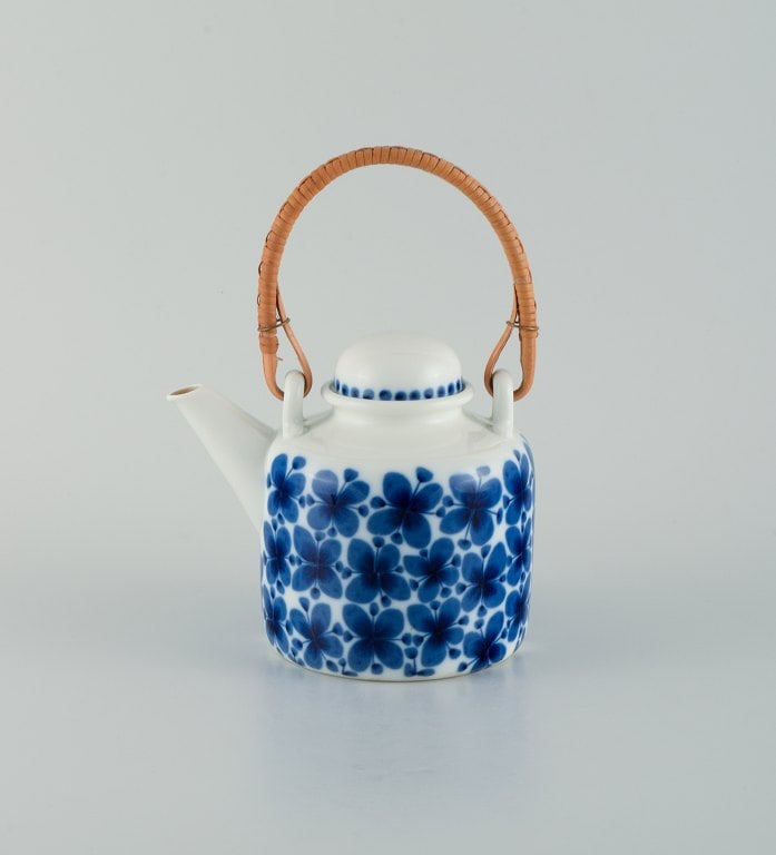 Rörstrand, Mon Amie, porcelain teapot with bamboo shank. (1 of 7)