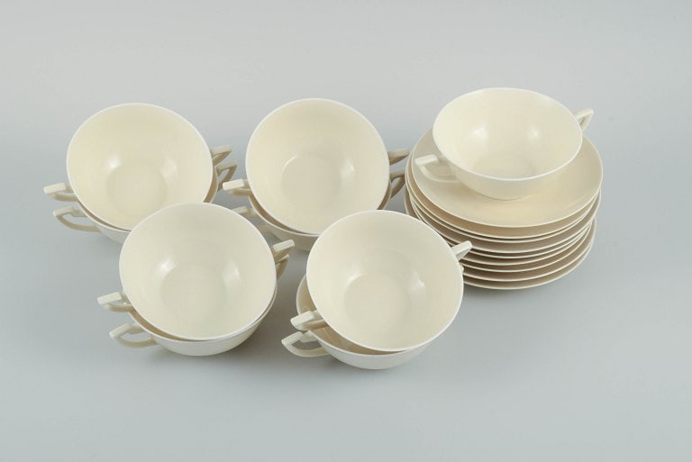 Nine pairs of Royal Copenhagen cream-coloured bouillon cups with matching saucers.: Nine pairs of Royal Copenhagen cream-coloured bouillon cups with matching saucers. Dated 1953. In excellent condition. 3. sorting Marked. Cup: H 5.5 x D 13.0 without handle. Saucer: D 17 cm. Reserve: