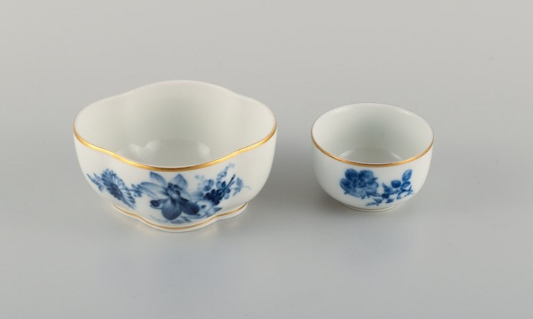 Meissen, two bowls hand painted with blue flowers and gold rim. Late 19th century. - 3