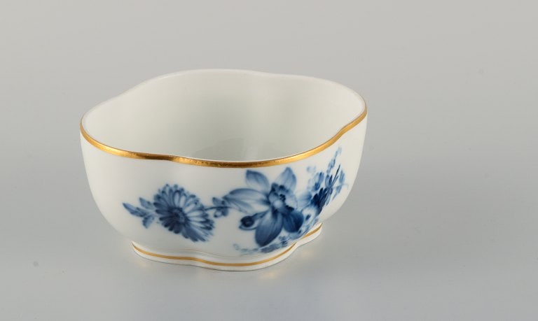 Meissen, two bowls hand painted with blue flowers and gold rim. Late 19th century. - 4
