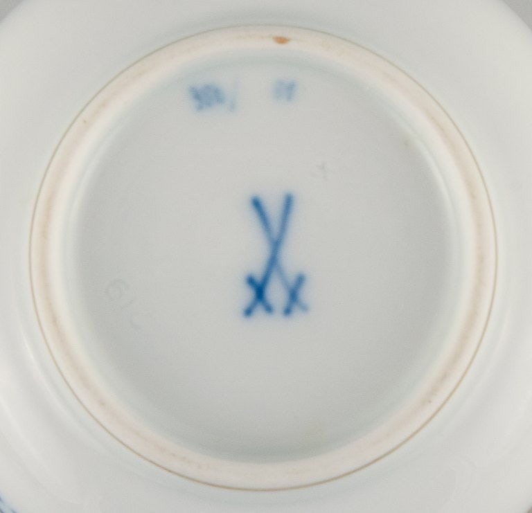 Meissen, two bowls hand painted with blue flowers and gold rim. Late 19th century. - 7