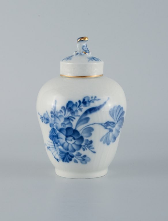 Royal Copenhagen, Royal Blue Flower curved Tea box with gold decoration. - 2