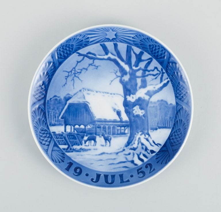 Royal Copenhagen Christmas plate from 1952.: Royal Copenhagen Christmas plate from 1952. Diameter: 18 cm. In excellent condition. 1st factory quality. Marked. Reserve: $56.00 Shipping: Domestic: Shipping rates are determined by destination