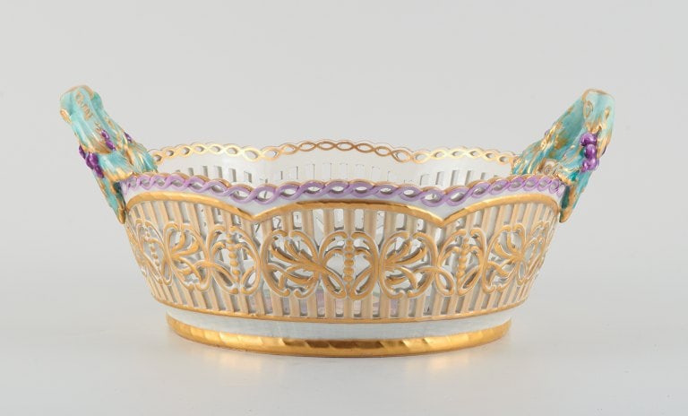 KPM, Germany. Large impressive and openwork bowl hand-painted with fruits.: KPM, Germany. Large impressive and openwork bowl hand-painted with fruits. Handle in the form of branches. Painted outside the factory in 1910. Measuring: D 31,0 cm. including the handle H 14.0 cm. in