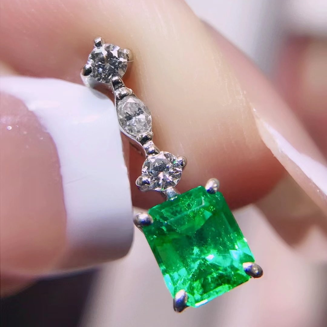 14K GOLD 0.67 CTW VIVID GREEN NATURAL EMERALD and DIAMOND PENDANT (1 of 4)
