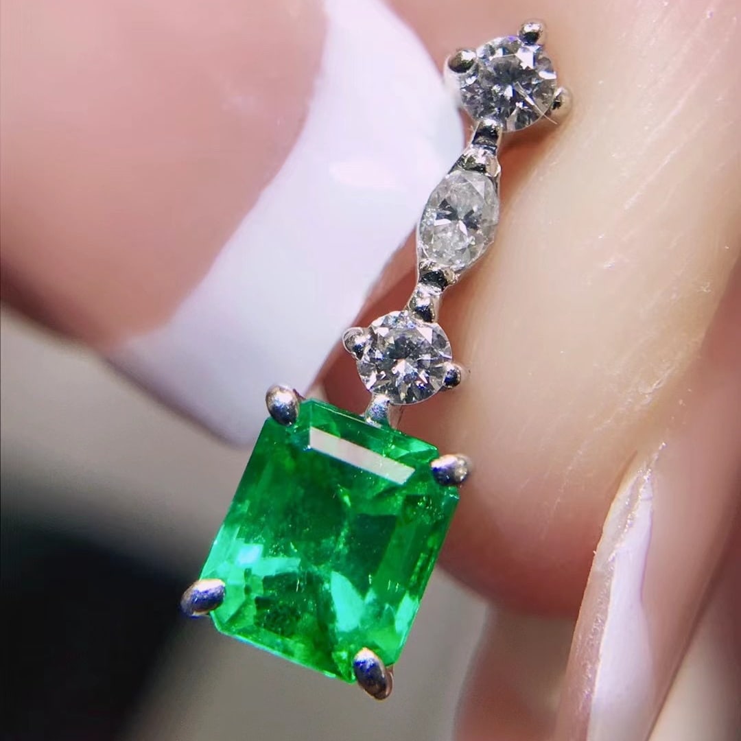 14K GOLD 0.67 CTW VIVID GREEN NATURAL EMERALD and DIAMOND PENDANT - 2