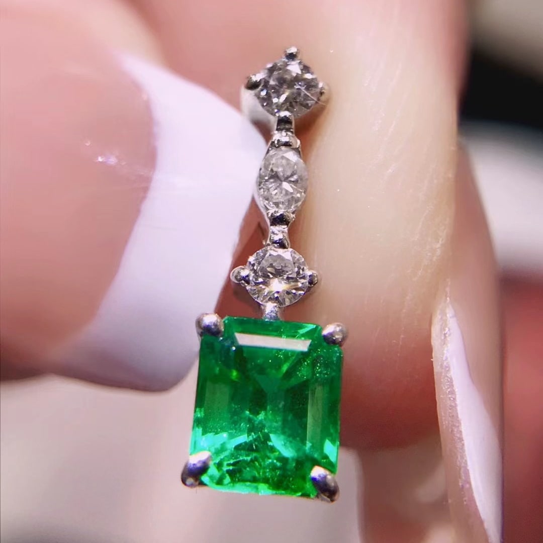 14K GOLD 0.67 CTW VIVID GREEN NATURAL EMERALD and DIAMOND PENDANT - 3