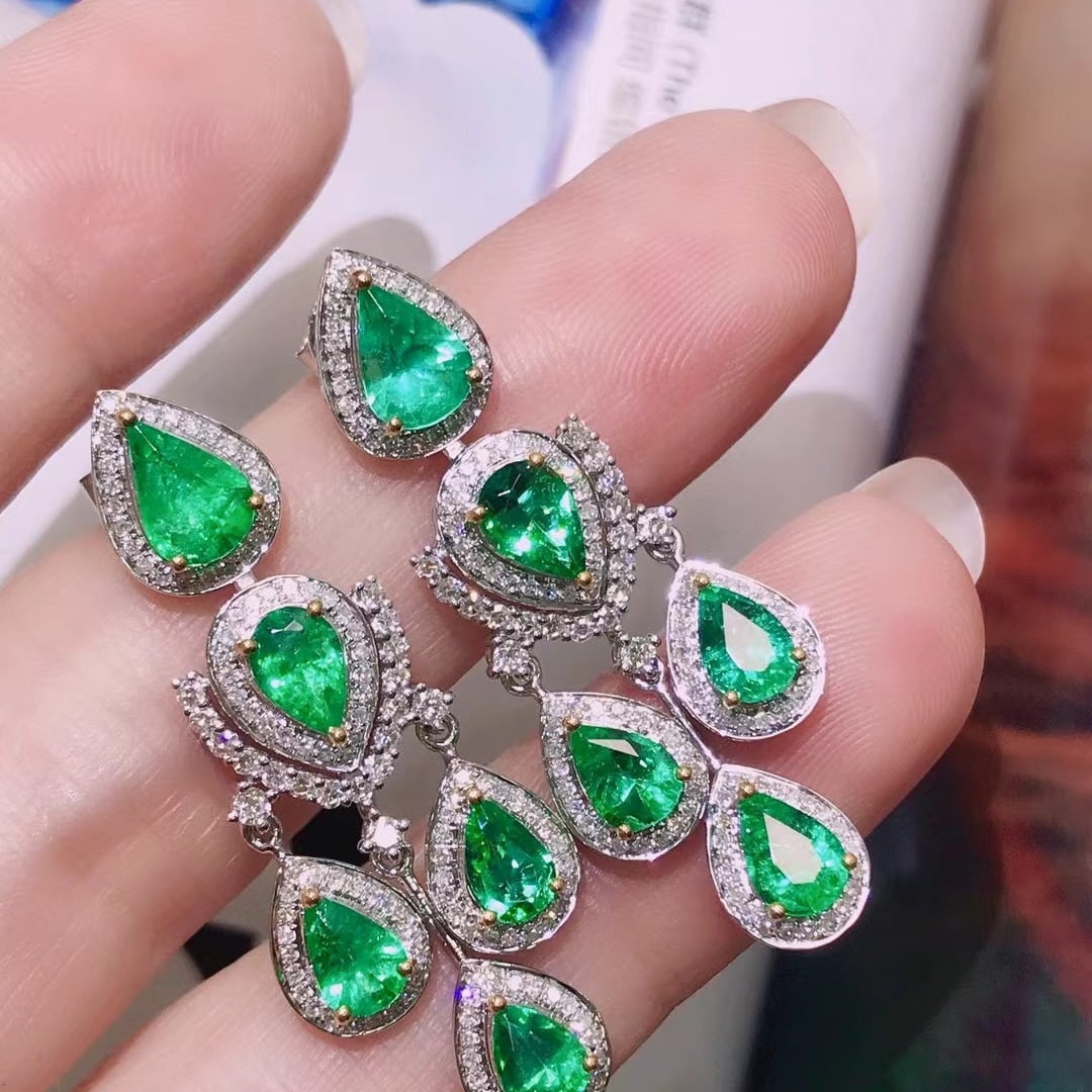 14K GOLD 4.48 CTW VIVID GREEN NATURAL EMERALD and DIAMOND EARRINGS: Title:14K GOLD 4.48 CTW VIVID GREEN NATURAL EMERALD and DIAMOND EARRINGS Description:Ref:230678299Gold Content:14K GoldMain Gemstone:EmeraldNumber of stones:10Shape:PearCarat Weight:3.5ct Color:Vivid 