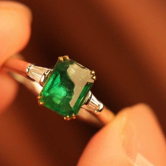 14K GOLD 1.40 CTW VIVID GREEN NATURAL EMERALD and DIAMOND RING - 3