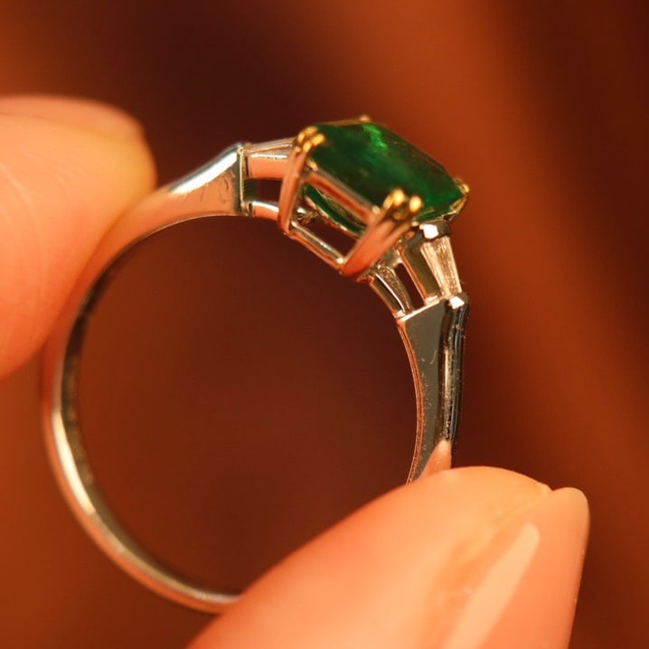 14K GOLD 1.40 CTW VIVID GREEN NATURAL EMERALD and DIAMOND RING - 4