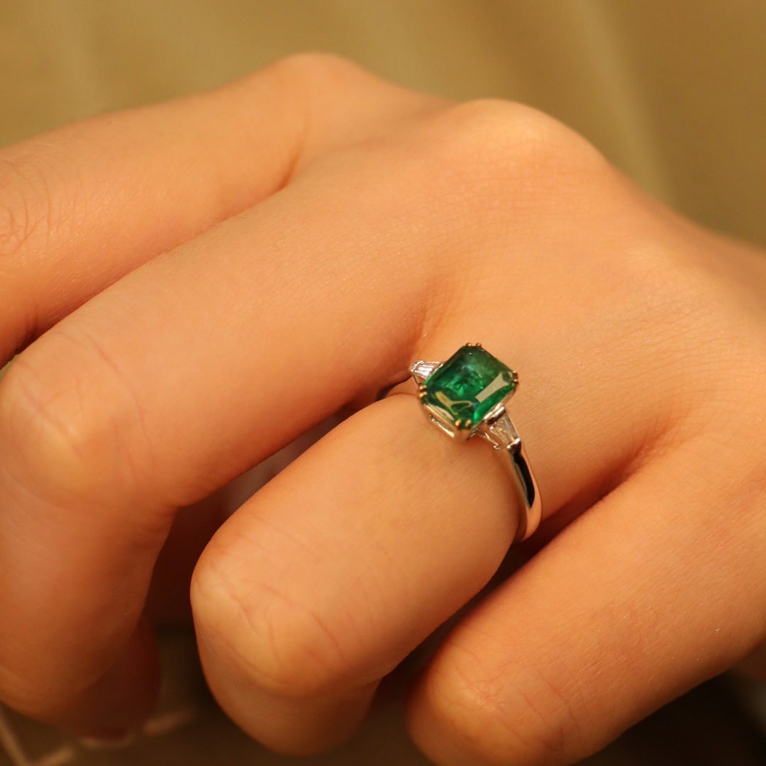 14K GOLD 1.40 CTW VIVID GREEN NATURAL EMERALD and DIAMOND RING - 6