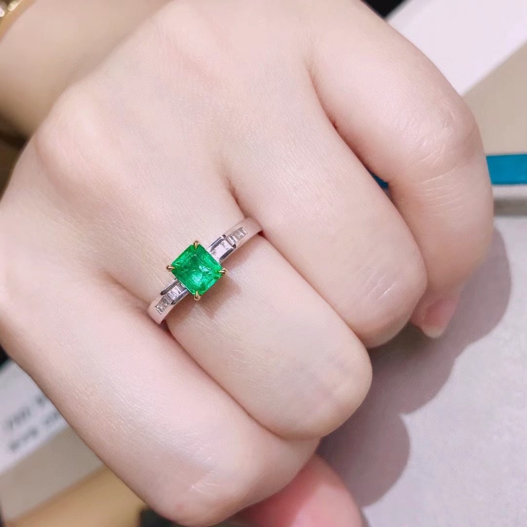 14K GOLD 0.8 CT VIVID GREEN NATURAL EMERALD and DIAMOND RING - 4