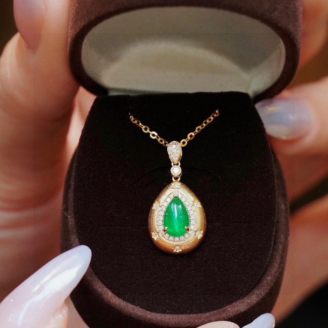 14K GOLD 0.76 CTW VIVID GREEN NATURAL EMERALD and DIAMOND PENDANT - 3