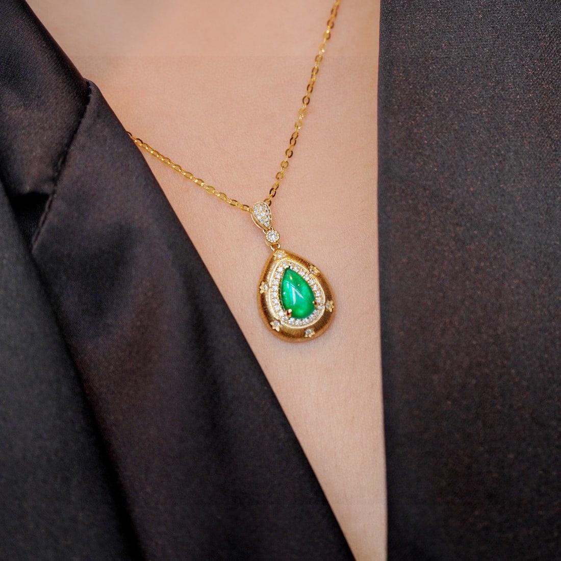 14K GOLD 0.76 CTW VIVID GREEN NATURAL EMERALD and DIAMOND PENDANT - 5