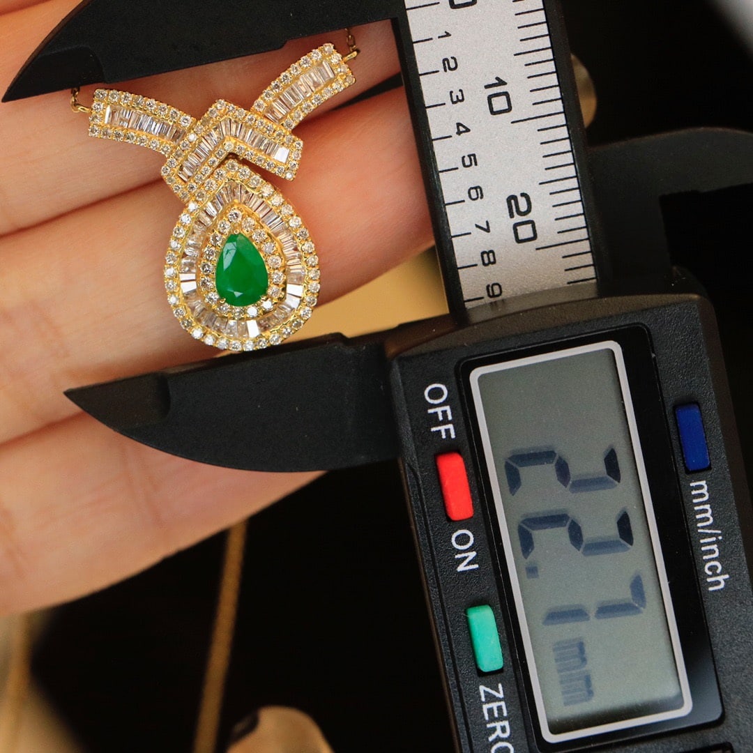 14K GOLD 1.17 CTW VIVID GREEN NATURAL EMERALD and DIAMOND NECKLACE - 4