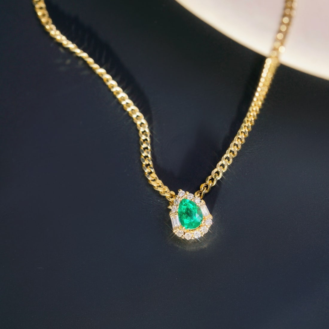 14K GOLD 0.44 CTW VIVID GREEN NATURAL EMERALD and DIAMOND NECKLACE - 2