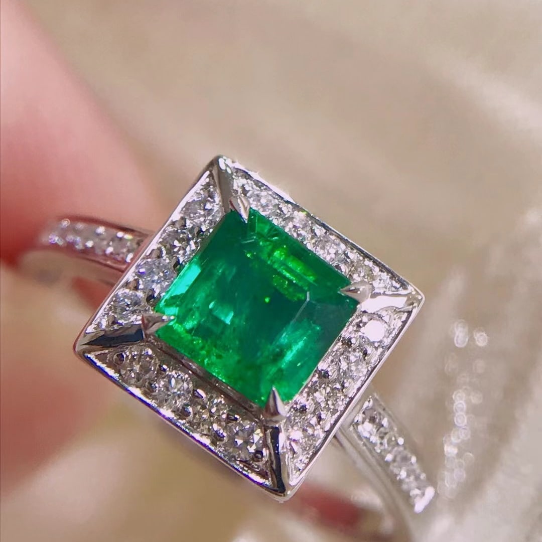 14K GOLD 1.04 CTW VIVID GREEN NATURAL EMERALD and DIAMOND RING - 2