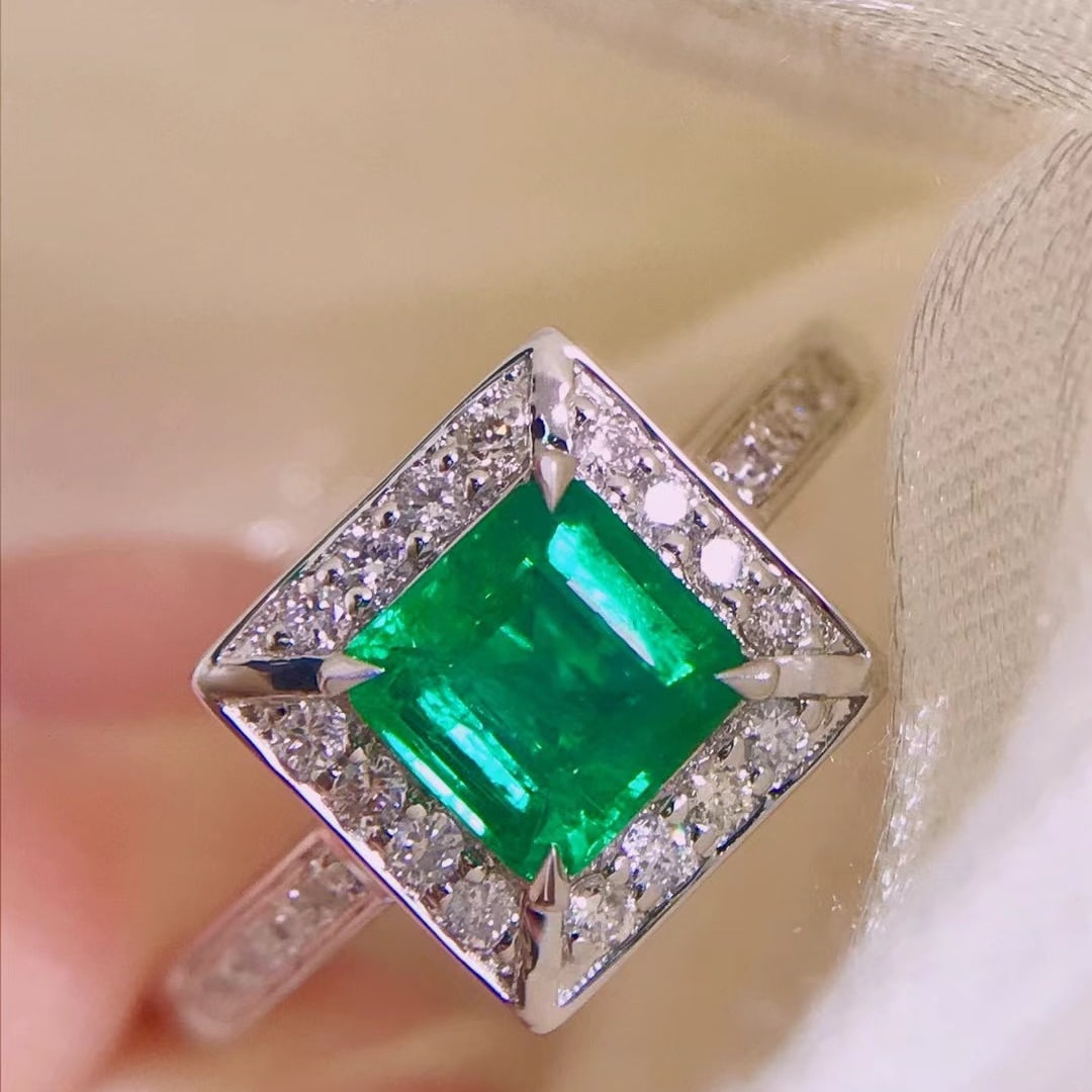 14K GOLD 1.04 CTW VIVID GREEN NATURAL EMERALD and DIAMOND RING - 4