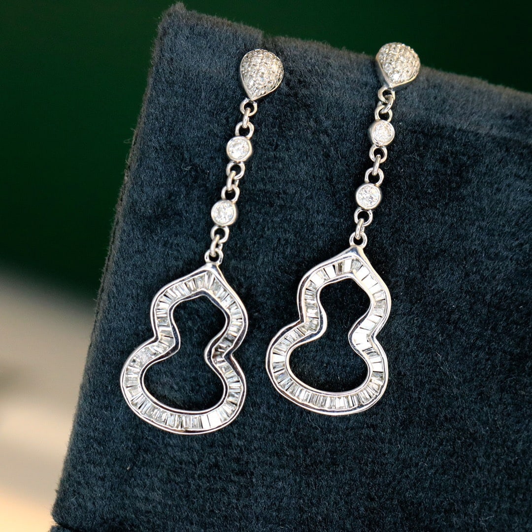 14K GOLD 0.70 CT NATURAL H DIAMOND EARRINGS: Title:14K GOLD 0.70 CT NATURAL H DIAMOND EARRINGS Description:Ref:230678279Gold Content:14K GoldMain Gemstone:DiamondShape:MultiplyCarat Weight:0.70ct Clarity Grade:VS2Color:HTreatment:NaturalCut Grad